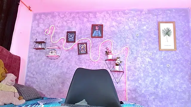 Everlin  Hot  online show from February 1, 12:15 pm