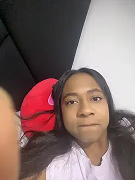 Snapshot of amara_queen_ chatting on June 16, 1:41 am amara queen online show from June 16, 1:41 am