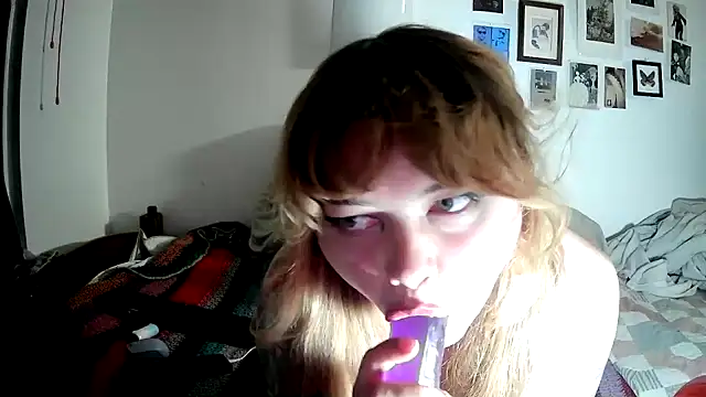 Snapshot of lucielark chatting on October 1, 5:57 am lucielark online show from October 1, 5:57 am