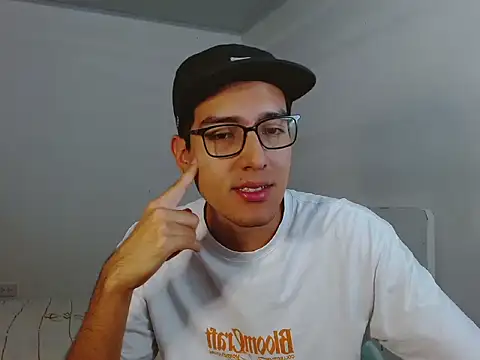 Snapshot of NickFin chatting on May 22, 5:40 pm NickFin online show from May 22, 5:40 pm