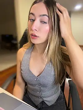 Snapshot of kloe__t18 chatting on July 24, 4:27 pm kloe t18 online show from July 24, 4:27 pm