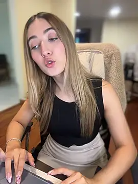 Snapshot of kloe__t18 chatting on July 27, 9:00 pm kloe t18 online show from July 27, 9:00 pm