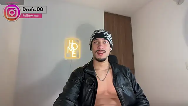 Snapshot of rafael_stone11 chatting on June 3, 4:04 am rafael stone11 online show from June 3, 4:04 am