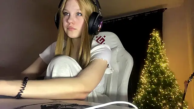 axin burnell online show from February 4, 6:14 pm