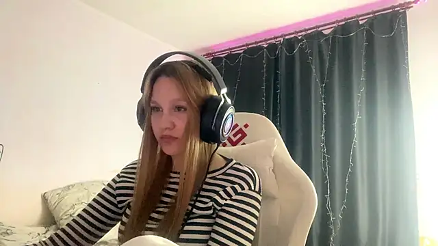axin burnell online show from May 1, 6:34 pm