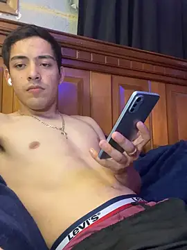 Snapshot of Tupapi696969q chatting on May 13, 4:32 am Tupapi696969q online show from May 13, 4:32 am