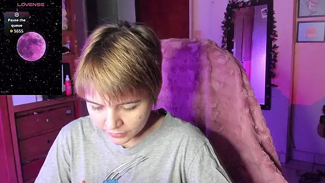 Snapshot of sunflowerr_ chatting on March 8, 6:17 am sunflowerr online show from March 8, 6:17 am