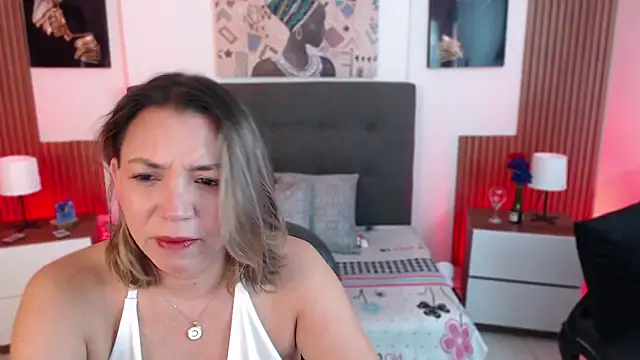 Snapshot of milfsecret69 chatting on May 13, 10:56 am milfsecret69 online show from May 13, 10:56 am