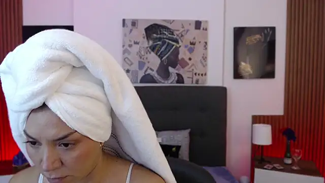 Snapshot of milfsecret69 chatting on May 16, 10:47 am milfsecret69 online show from May 16, 10:47 am
