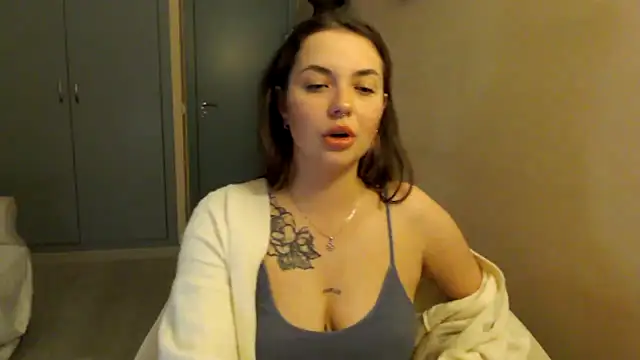 Snapshot of JuliaGraceOF chatting on February 17, 11:00 pm JuliaGraceOF online show from February 17, 11:00 pm