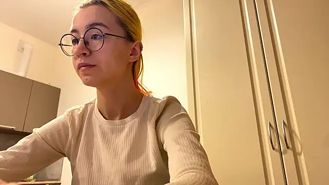 EmilyHein online show from March 5, 3:46 am