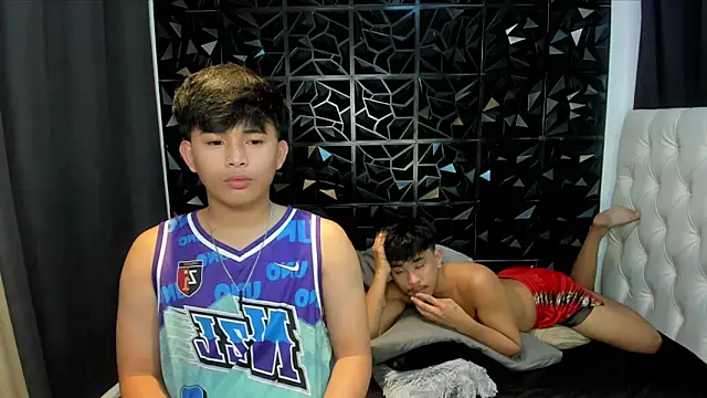 Snapshot of xlovercutietwink chatting on April 6, 6:20 pm xlovercutietwink online show from April 6, 6:20 pm