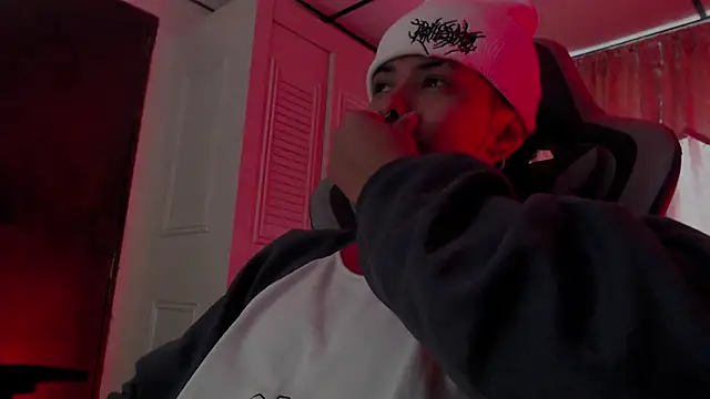 Snapshot of D3v1L88 chatting on February 1, 6:39 pm D3v1L88 online show from February 1, 6:39 pm