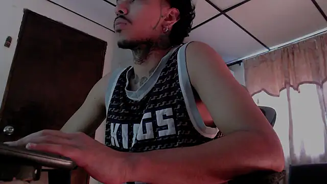 Snapshot of D3v1L88 chatting on February 8, 6:33 pm D3v1L88 online show from February 8, 6:33 pm