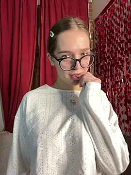 MyKittySayMeow online show from February 15, 8:49 pm