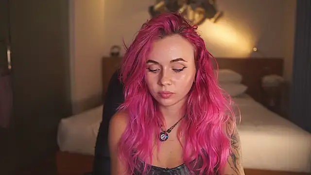 Sarah Pink online show from May 1, 2:32 pm