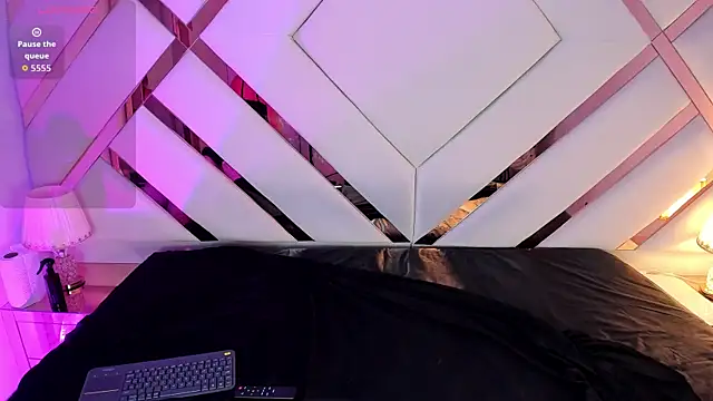 Nia Crawford online show from March 1, 3:41 am