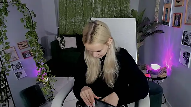 Snapshot of MaoqiBeverly chatting on May 9, 1:27 pm MaoqiBeverly online show from May 9, 1:27 pm