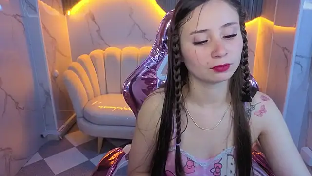 Snapshot of Ariana18_b chatting on May 21, 1:07 pm Ariana18 b online show from May 21, 1:07 pm