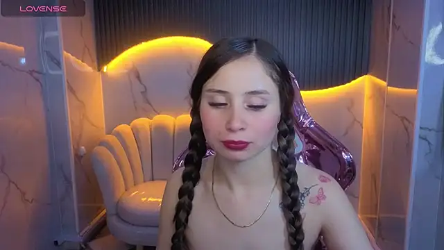 Snapshot of Ariana18_b chatting on May 22, 1:06 pm Ariana18 b online show from May 22, 1:06 pm