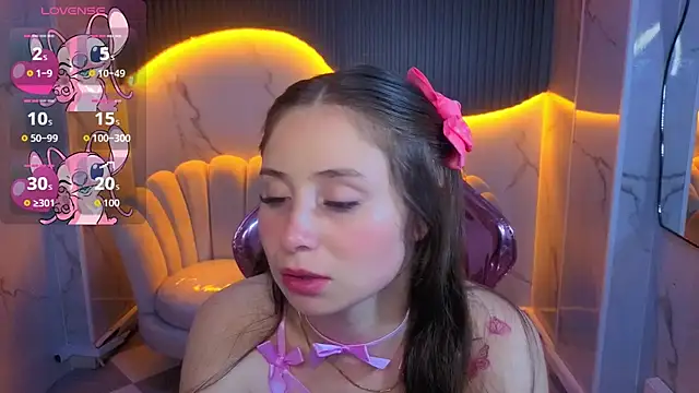 Snapshot of Ariana18_b chatting on May 26, 1:07 pm Ariana18 b online show from May 26, 1:07 pm