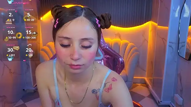 Snapshot of Ariana18_b chatting on June 6, 1:05 pm Ariana18 b online show from June 6, 1:05 pm