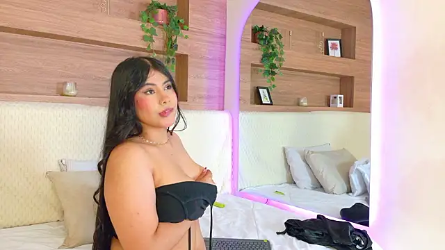 VioletBloomm online show from March 5, 11:39 am