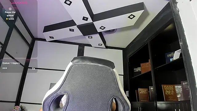 CarolineFyre online show from March 1, 6:10 pm