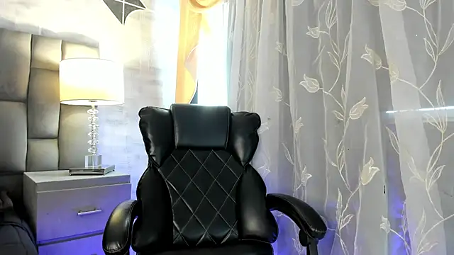 CarolineFyre online show from May 1, 2:10 pm