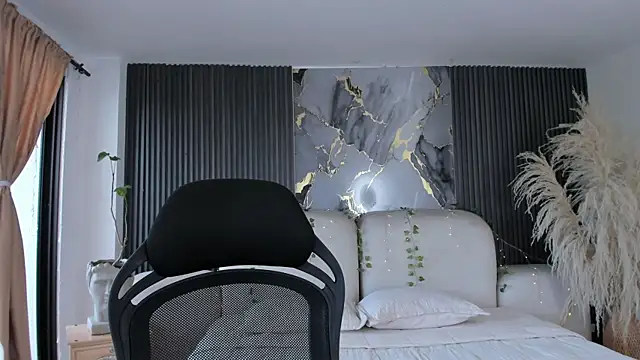 CarolineFyre online show from July 18, 1:59 pm