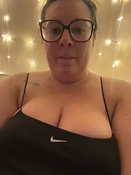 Snapshot of JasmineGlow7 chatting on February 18, 10:06 pm JasmineGlow7 online show from February 18, 10:06 pm