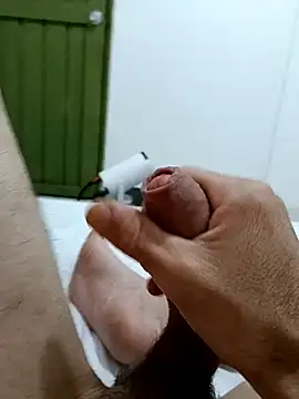 Snapshot of elvergon8721 chatting on February 10, 12:53 pm elvergon8721 online show from February 10, 12:53 pm