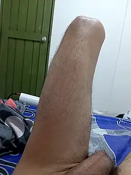 Snapshot of elvergon8721 chatting on February 21, 8:15 am elvergon8721 online show from February 21, 8:15 am