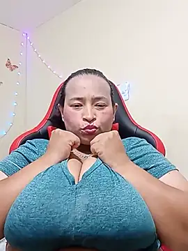 Snapshot of BustySexy_Nataly chatting on July 30, 8:24 am BustySexy Nataly online show from July 30, 8:24 am