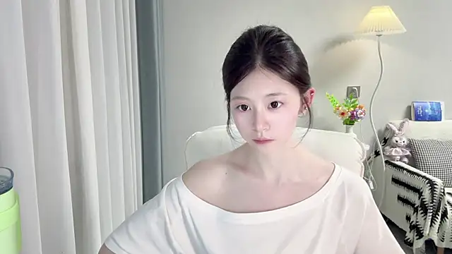 Snapshot of DYyyyyy-- chatting on May 9, 12:32 pm DYyyyyy-- online show from May 9, 12:32 pm