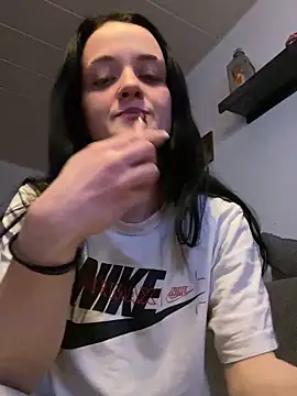 LeonieClaire online show from February 9, 9:30 pm