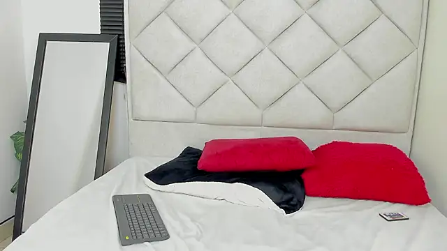 Layla Charlotte online show from February 3, 2:53 am