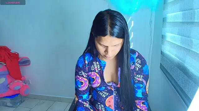 Snapshot of alys_love chatting on July 28, 8:52 pm alys love online show from July 28, 8:52 pm