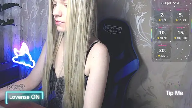 Snapshot of Shiny_Victoria chatting on May 31, 7:59 am Shiny Victoria online show from May 31, 7:59 am