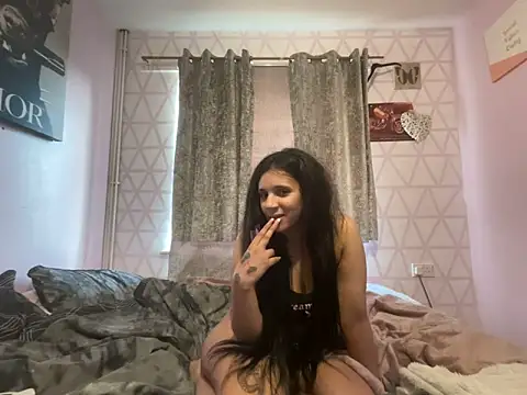 Snapshot of RavenNoirr chatting on April 4, 5:10 pm RavenNoirr online show from April 4, 5:10 pm
