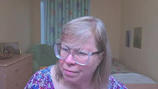 Snapshot of Emma_Eclipsee chatting on April 1, 10:49 am Emma Eclipsee online show from April 1, 10:49 am