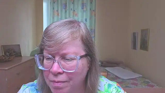 Snapshot of Emma_Eclipsee chatting on April 2, 11:08 am Emma Eclipsee online show from April 2, 11:08 am