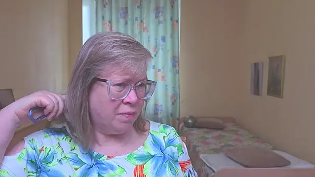 Snapshot of Emma_Eclipsee chatting on April 4, 10:57 am Emma Eclipsee online show from April 4, 10:57 am