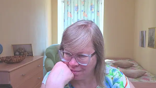 Snapshot of Emma_Eclipsee chatting on April 10, 8:30 am Emma Eclipsee online show from April 10, 8:30 am