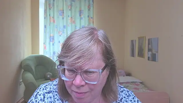 Snapshot of Emma_Eclipsee chatting on May 10, 11:26 am Emma Eclipsee online show from May 10, 11:26 am