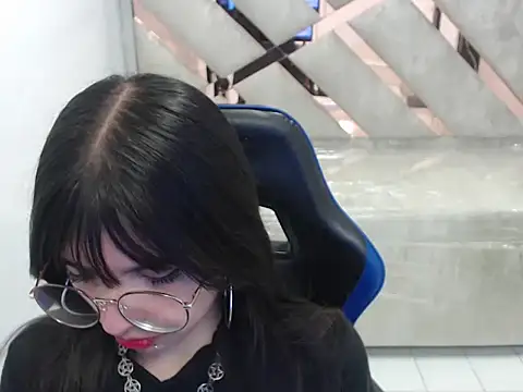 elizabeth t  online show from February 5, 12:43 pm