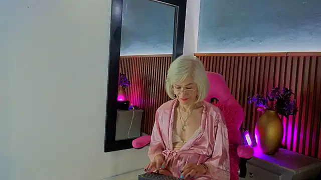 Snapshot of miss_monserrate01 chatting on May 28, 1:30 pm miss monserrate01 online show from May 28, 1:30 pm