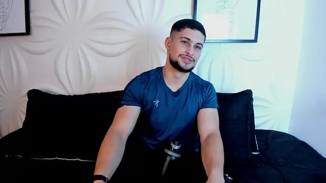 Snapshot of valenssio_moretti chatting on May 5, 12:18 am valenssio moretti online show from May 5, 12:18 am