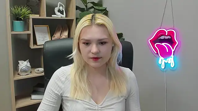 SweetLilyxo online show from April 8, 1:22 pm