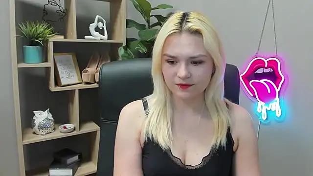 SweetLilyxo online show from April 17, 1:36 pm